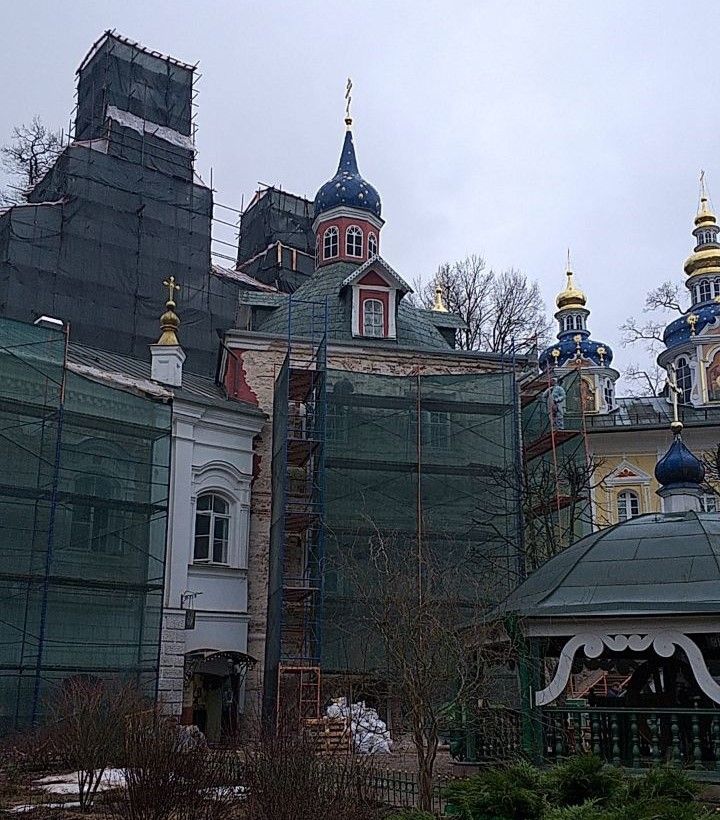 В Псково-Печерском монастыре идут реставрационные работы.